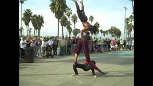 Уличные акробаты