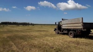 Погрузка рулонов самодельной стрелой