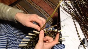 Плетём простую овальную корзину из неокорённого прута.Ч.1//Basket wickwork.