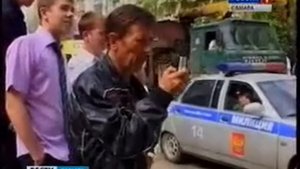 Тяжелый погрузчик раздавил ВАЗ 21099