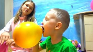 Дети играют в воздушные шарики/Kids play with balloons. Блуперсы