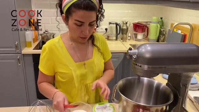 РЕЦЕПТ САМОГО ВКУСНОГО МЕРЕНГОВОГО РУЛЕТА С ЯГОДАМИ И СЛИВОЧНЫМ КРЕМОМ. смотреть онлайн