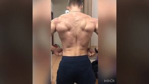 Показываю широчайшие мышцы спины!