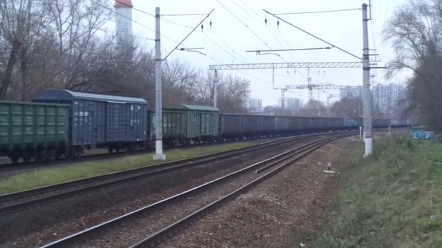 Тепловозы 2М62У-???? и 2ТЭ25КМ-0179 с товарным поездом рядом с платформой Дегунино. 16.11.2020 г. смотреть онлайн