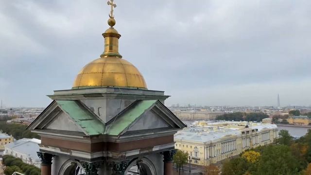 Со смотровой площадки Исаакиевского Собора открывается великолепный панорамный вид на СанктПетербур