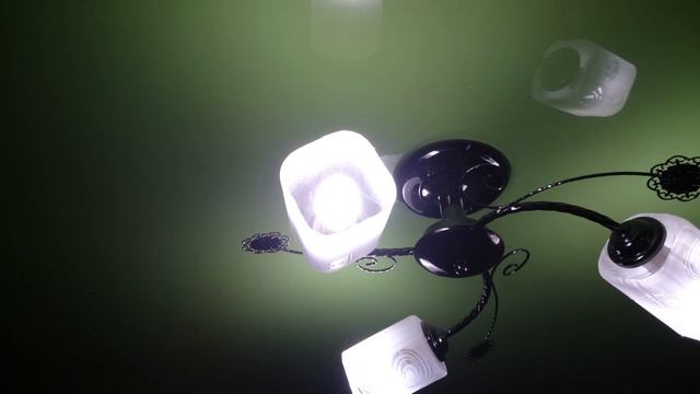 Лампы светодиодные Эра 7 Вт В35 - 840 в форме свечи. Свечение. смотреть онлайн