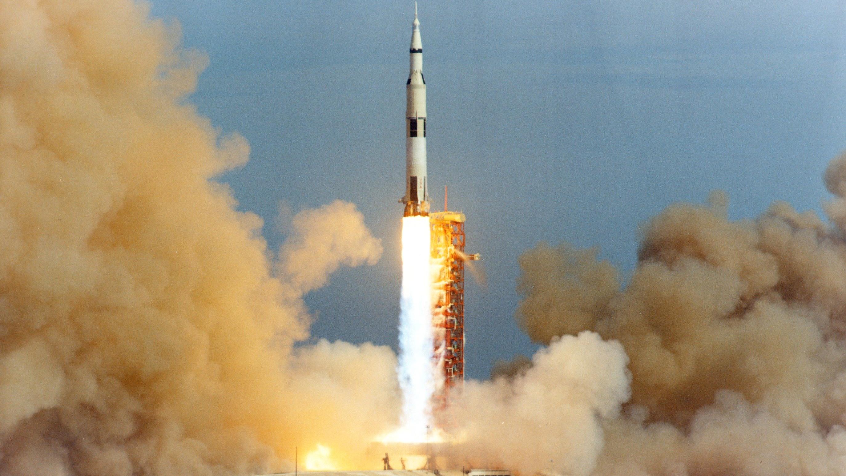 Песня раз ракета два ракета. Ракета Сатурн 5. Ракета Аполлон 11.