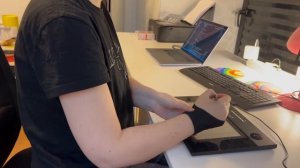 Как держать руку при рисовании на графическом планшете: таблетке или экраннике?