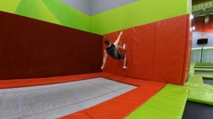 КАК БЕГАТЬ ПО СТЕНЕ? Прыжки на Батуте! Обучалка #5