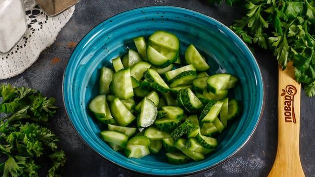 Салат с рукколой, яйцом и огурцом