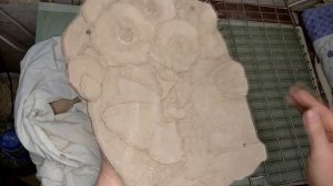 Досушка ровного пласта из глины для перехода из кожетвердого состояния в хрупкое, перед обжигом.