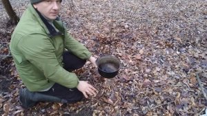 Простой способ подвесить котелок над костром. В конце видео отличный трофей! ЧУДО ИЗОБРЕТЕНИЕ !!!!