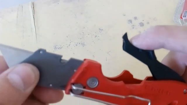 Нож Milwaukee Fastback 48221903,и рулетка Milwauke смотреть онлайн