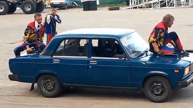 Смертельный номер!!! Меняют колеса на ходу!!!Фаершоу Сыктывкар Каскадеры 2