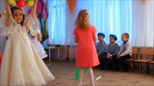 Танец с обручами на 8 марта