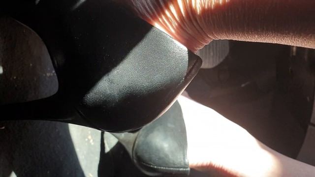 Pedal pumping black pumps