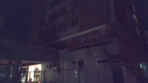 Фасадная люлька летает от ветра в Зеленограде