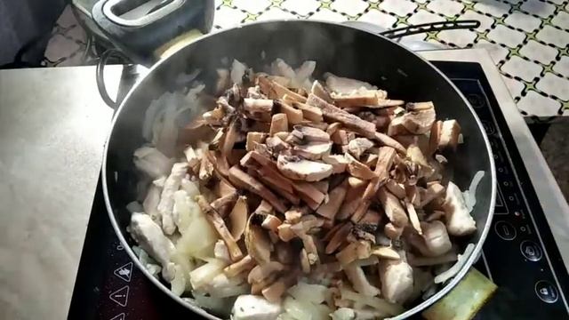 Куриная грудка в сливочном соусе с грибами , И вкусный Ужин готов. смотреть онлайн