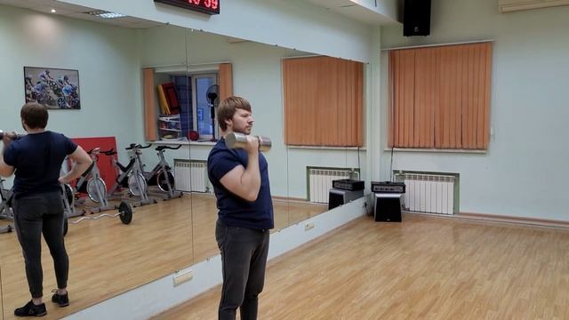 Жим гантели стоя с поворотом кисти - Техника выполнения упражнения смотреть онлайн