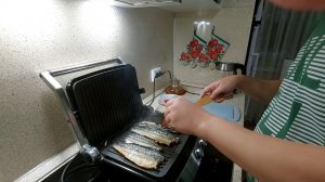 Приготовление филе скумбрии на электрическом гриль-прессе.