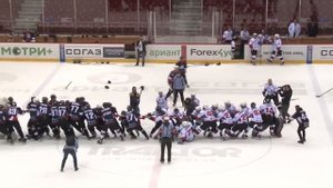 Трактор vs Болельщики / Перетягивание каната