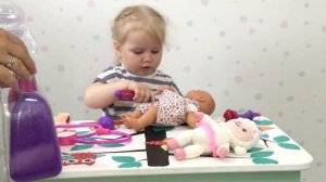 Меланья играет в доктора. Доктор Плюшева. Чемодан Доктора Плюшевой. Лечим куклу. Doc McStuffins