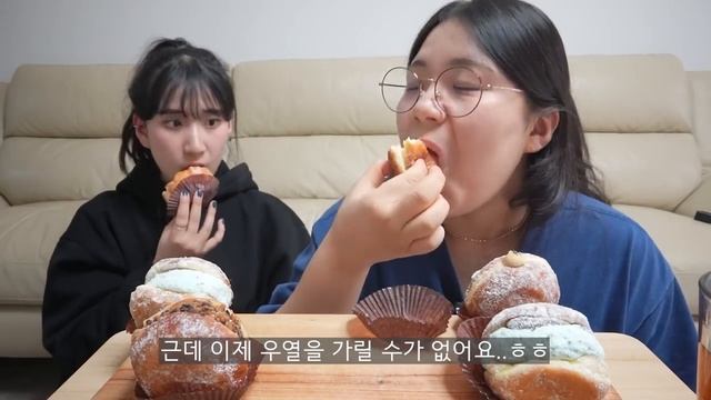 SUB)먹방브이로그)엽떡,명랑핫도그신메뉴,불닭쌈,불닭팽이버섯,짜장면,짬뽕,탕수육,족발,불족발,보쌈,막국수,노티드도넛,편의점롤케익,마카롱딸기젤라또와플,디저트MUKBANG폭식VLOG