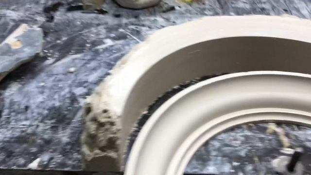 Радиусный карниз из гипса легко и по уму.