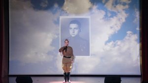 "Сбежал мальчишка на войну" - читает Лысенчук Богдан