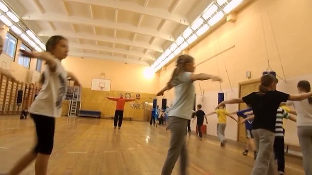 Урок физкультуры - разминка смотреть онлайн