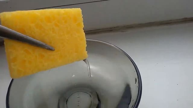 Размачиваем губку для чистки паяльника. смотреть онлайн