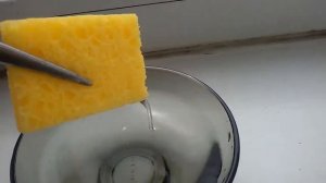 Размачиваем губку для чистки паяльника.
