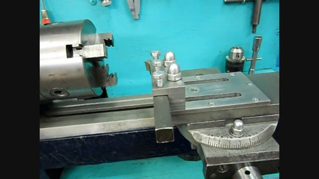 Маленький токарный станок по металлу  1д601