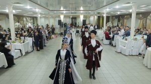 Невесту заводят в зал. Черкесская свадьба в Армавире 28.10.23 г.