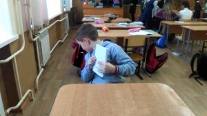Мальчик упал со стула
