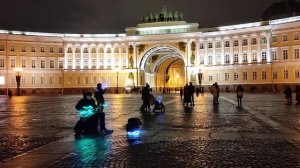 Сплин -''Романс'' на Дворцовой площади в Санкт-Петербурге выступает уличный музыкант Николай Музалё