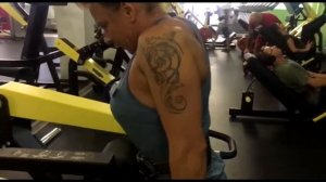 Жим в тренажере на трицепс