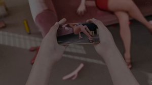 MILFs of Sunville - Mirando el telefono de Daisy