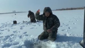 ЧТО ТВОРИТ ЭТА СНАСТЬ!!!  КЛЁВ ОКУНЯ КАК ИЗ ПУЛЕМЁТА  ловля окуня зимой на ваучер