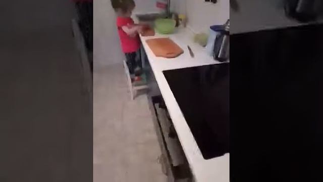 Алиса готовит салат смотреть онлайн