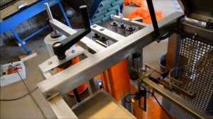 Компания KMK.   Машина для упаковки в полиэтиленовые пакеты F2