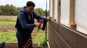 Обшивка стен имитацией бруса. Отливы и каркас для цоколя в бане