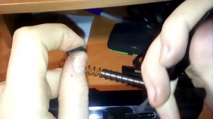 разборка затвора: снимаем предохранитель,ударник и выбрасыватель с сигнального пистолета мр-371