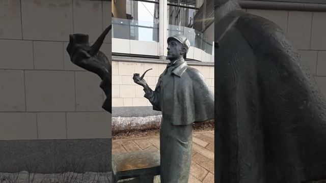 #shorts Памятник Шерлоку Холмсу и Доктору Ватсону возле английского посольства в Москве