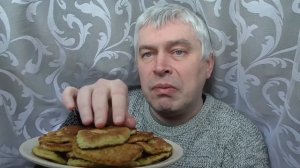 VLOG Геннадий Горин кушает сырники и оладьи