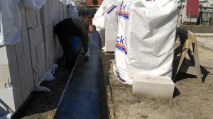 Раскладываем отсечную гидроизоляцию