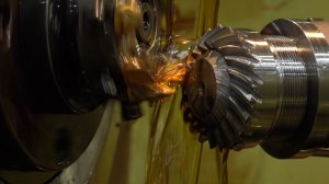 Зуборезный станок 525 для нарезки конических колес — на ремонтно-инструментальном заводе «КАМАЗа»