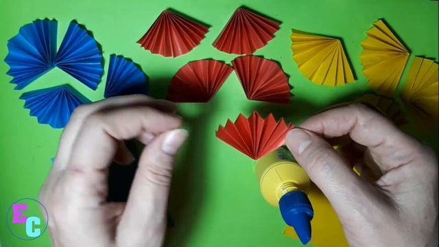 Рельефная композиция на плоскости. ЦВЕТНЫЕ РОЗЕТКИ из бумаги. Занятие для детей школьного возраста.