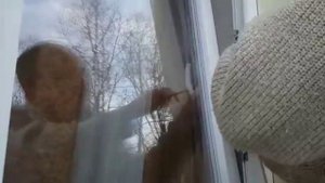 Как открыть пластиковое окно снаружи не повредив его .