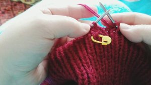 САМАЯ МОДНАЯ ШАПКА СЕЗОНА 2020-21 год. РЕЗИНКОЙ 1на1  С КРАСИВОЙ МАКУШКОЙ.МК./knitting pattern